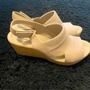 Clarks tan wedges